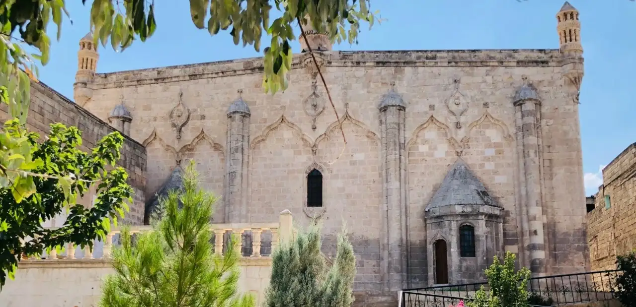 Fırfırlı Cami (On İki Havari Kilisesi)