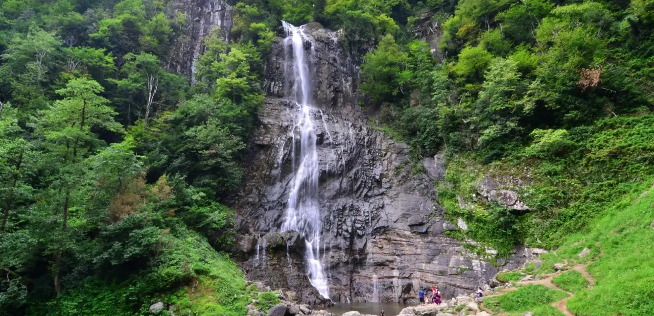 Mençuna Şelalesi