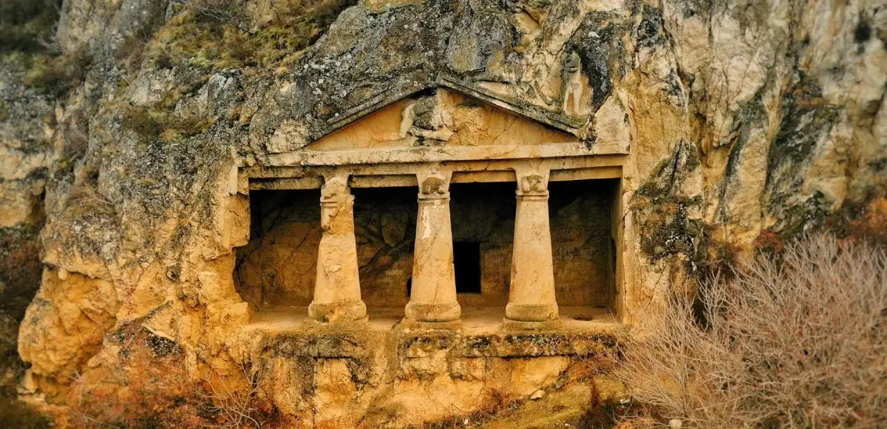 Salar Köyü Kaya Mezarı