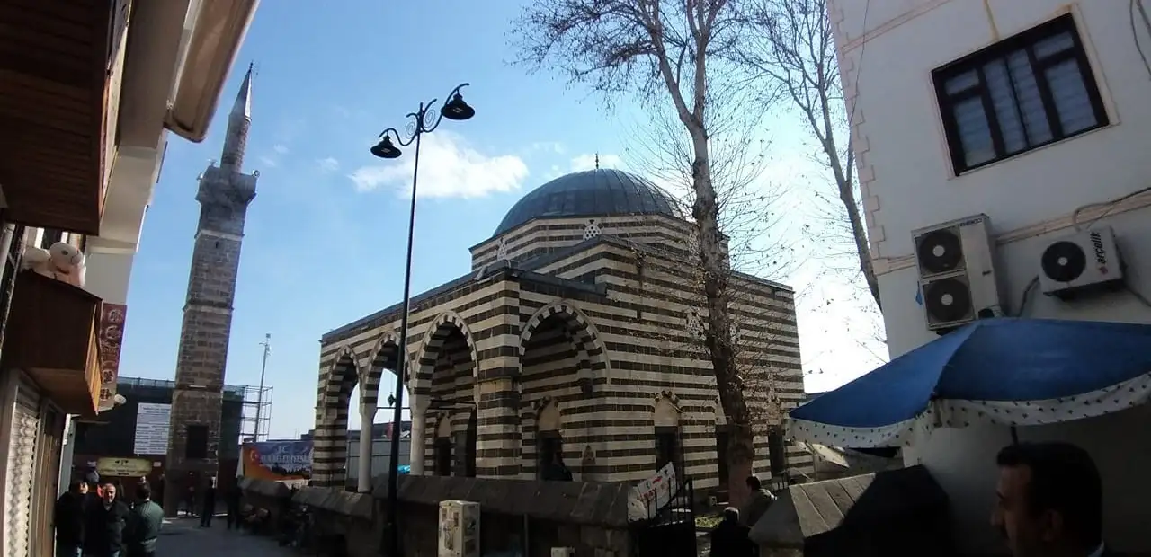 Şeyh Mutahhar Camii (Dört Ayaklı Minare)