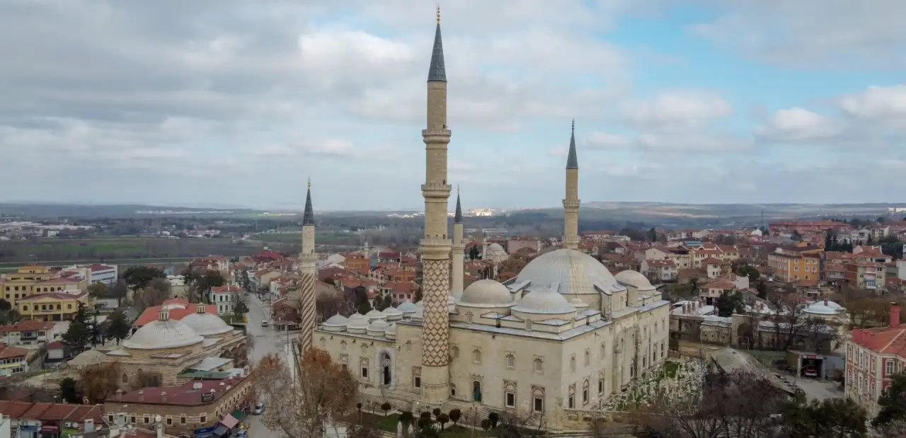 Üç Şerefeli Cami